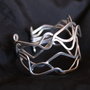 Bracciale "Medusa" realizzato in alluminio battuto