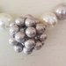 Collana con sfera di perle grigie e bianche.