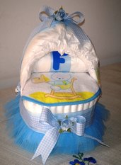 Culla di pannolini con tulle e fiori azzurri - Idea regalo nascita bimbo