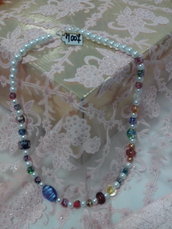 M 007 - Collana perle bianche e murrine colorate