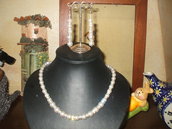 collana e orecchini di perle e strass