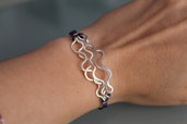 Bracciale "Medusa double" realizzato in argento battuto e filo tubolare elasticizzato