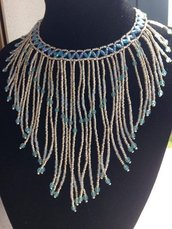 Collana con frange fatta a mano con perline in vetro nella tonalità dell'azzurro