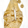 Collana e orecchini in tessuto lucido oro antico.