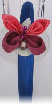 cerchietto blu con farfalla rosa, rosa scuro, corpo azzurro, strass e perlina 2D