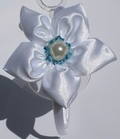 Cerchietto raso con fiore bianco