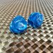 Orecchini "Plastic!" azzurri realizzati con la plastica delle bottiglie riciclate