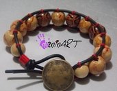 bracciale stile Chan Luu in cordino di caucciù e perle legno decorate