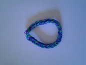Braccialetto di elastici azzurro, blu, verde, lilla e viola