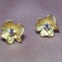 Perni per orecchini placcati oro satinati a forma di fiore, con zircone (1 coppia)