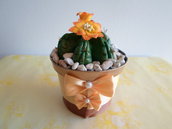 cactus con fiore arancio fatti a mano con pasta di mais,soprammobile, ideale anche  come idea regalo ad un prezzo veramente speciale