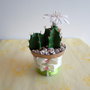 cactus con fiore bianco fatto a mano con pasta di mais e colorato come originale e lucidato per durare nel tempo , ideale come soprammobile o come idea regalo, gift idea, ad un prezzo speciale