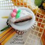 Anello regolabile con piattino in porcellana con miniatura realistica torta in fimo