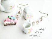 Orecchini pendenti con miniatura torta panna e fragola e tazza in porcellana