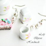 Orecchini pendenti con miniatura torta panna e fragola e tazza in porcellana