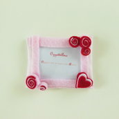 Cornice in feltro rosa e rosso: Bomboniere, calamite, idee regalo per ricordi che arredano!