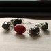 B53.14 - Bracciale in argento con bottoni grigi vintage e perle rosse