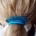 Elastico azzurro per capelli con strass.