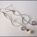 Orecchini "Chiave di violino" con perle Swarovski e alluminio