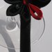 Cerchietto raso nero con fiore kanzashi nero e rosso