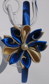 Cerchietto in raso blu elettrico con fiore kanzashi a petali blu e beige