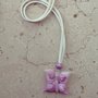 collana con ciondolo farfalla in fimo colore rosa e bianco