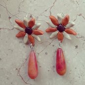 orecchini pendenti forma fiore colore panna e arancione con pietra