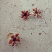 orecchini monachella in fimo forma fiore colore panna e arancione con anello