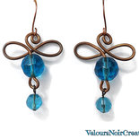 Orecchini simbolo infinito in rame e perle in vetro azzurro 
