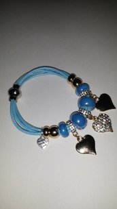 bracciale in corda celeste con charms a cuore e perle di vetro.