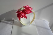 fermacapelli fiore bianco rosso petali lunghi,fatto a mano con stoffa di raso e perline di plastica colorate