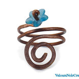 Anello spirale creato a mano in rame e fiore in  azzurro in lucite