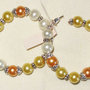 Orecchini artigianali a cerchi con perle bianche, gialle e arancio