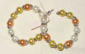 Orecchini artigianali a cerchi con perle bianche, gialle e arancio