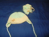 Cappellino + scarpette bimbo/bimba uncinetto verde acqua e panna paraorecchie lana  