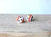 Orecchini bottoni - pois neri su sfondo di strisce nero e arancione fabric-covered button earrings