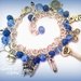 Bracciale con charms, cristalli azzurri e perline blu