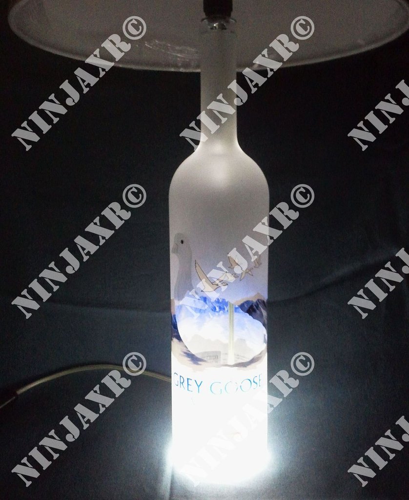 Lampada Da Tavolo Bottiglia LED Ricaricabile - Touch Control, 3 Colori, Senza Fili, Per Interni Ed Esterni