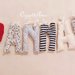 Decorazione per la nursery della vostra bambina: ghirlanda di lettere di stoffa imbottite sul rosso e blu!