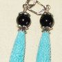 Orecchini artigianali con perle nere e goccia lavorata turchese