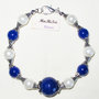 Bracciale artigianale con perle bianche e blu - pietra blu centrale