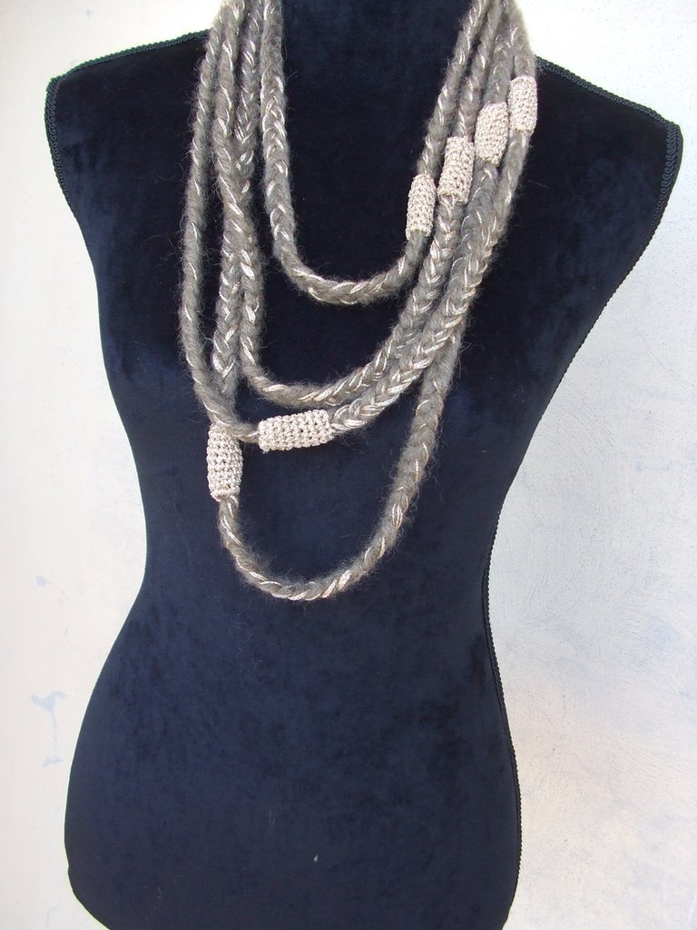 22. Collana con nastro di filato a forma di scala o a traliccio all' uncinetto, leggera e regolabile. - Italia 22. Collana con nastro di filato a forma di scala o a traliccio all' uncinetto, leggera e regolabile. - Italia
