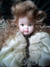 bambola in ceramica "Damina verde"