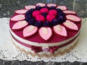 Scatola decorata e rivestita in feltro cheesecake ai frutti rossi con fragole, mirtilli e lamponi in feltro