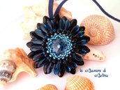 Ciondolo Gerbera con rivoli Swarovski blu montana daghe nere e bluette, perline delica e rocailles