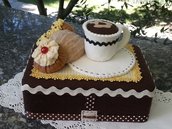scatola rivestita in feltro con tazza di caffè un babà, una sfogliatella e una zeppola di San Giuseppe in feltro
