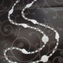 Collana lunga bianca con perle bianche, trasparenti e a forma di confetto