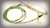 Collanina per occhiali verde con perline e cristalli