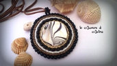 Medaglione etnico con madreperla striata, perline bianche, nere, bronzo