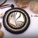 Medaglione etnico con madreperla striata, perline bianche, nere, bronzo
